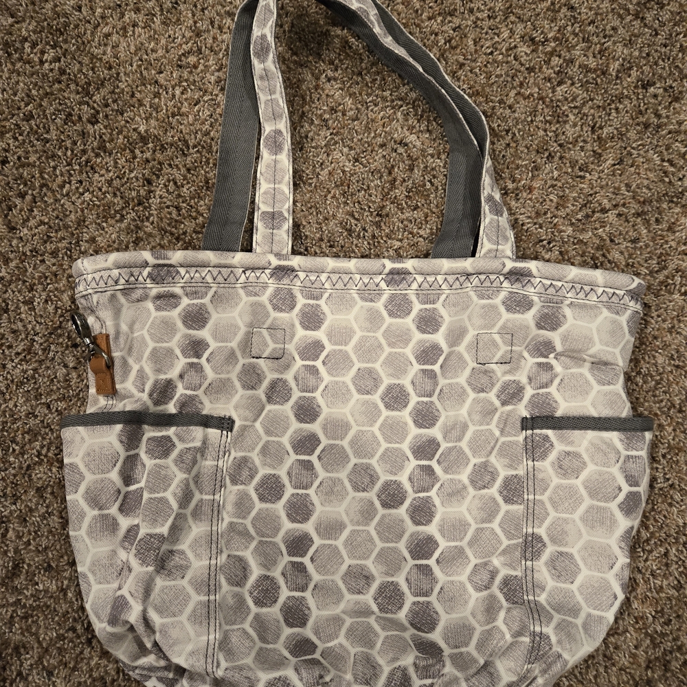 Thirty-One Hexagon Patterned Tote in Gray and White